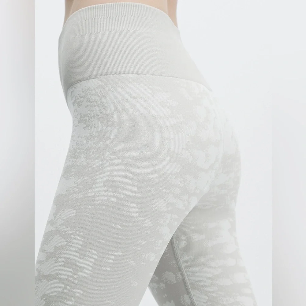 Fabletics High-Waisted Seamless Mist Legging Light Grey & White Size Small - Picture 2 of 9